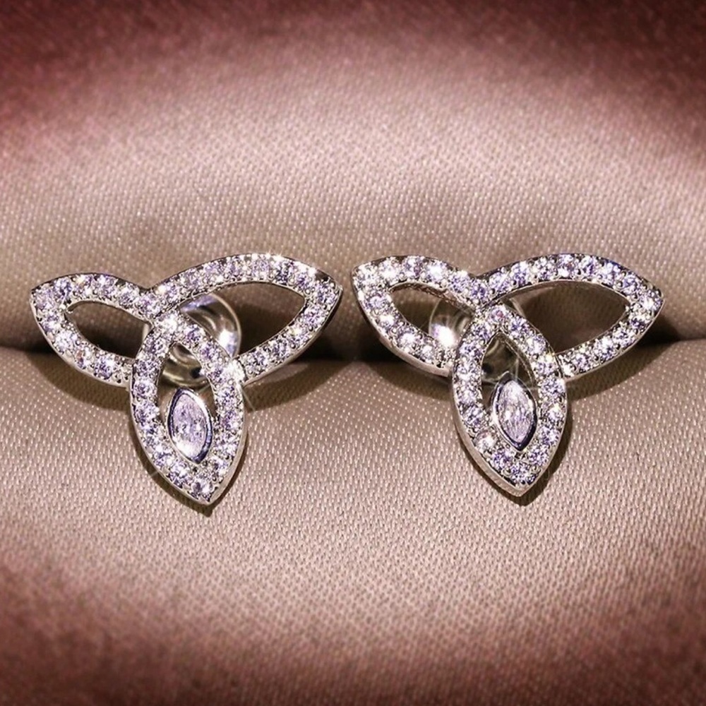 Classic 925 Sterling Silver Zircon Hollow Clover Studded Necklace